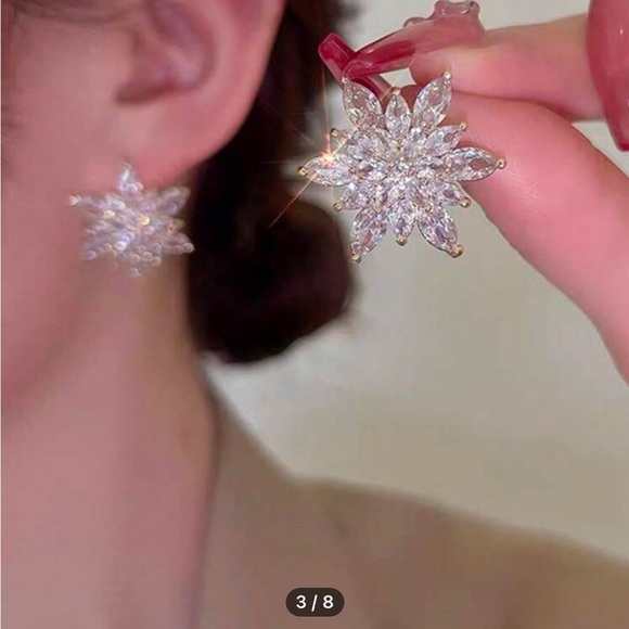 Elegant Gold and Crystal Flower Earrings nwt - Picture 3 of 6